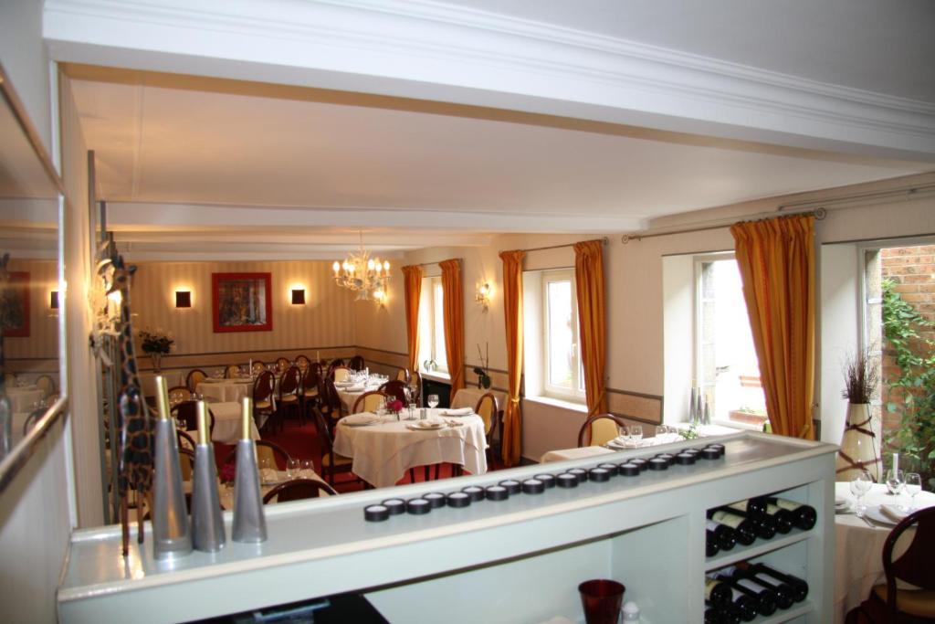 Hotel Restaurant Le Dauphin Saint-Pierre-des-Nids Екстериор снимка