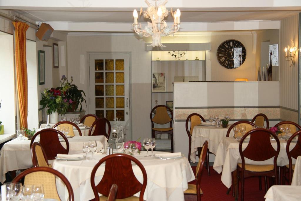 Hotel Restaurant Le Dauphin Saint-Pierre-des-Nids Екстериор снимка