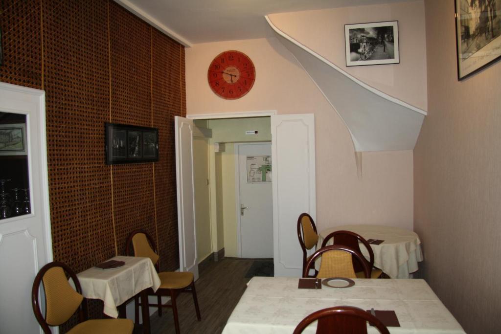 Hotel Restaurant Le Dauphin Saint-Pierre-des-Nids Екстериор снимка