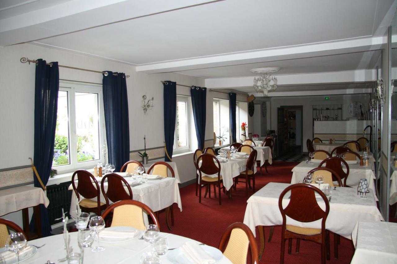 Hotel Restaurant Le Dauphin Saint-Pierre-des-Nids Екстериор снимка