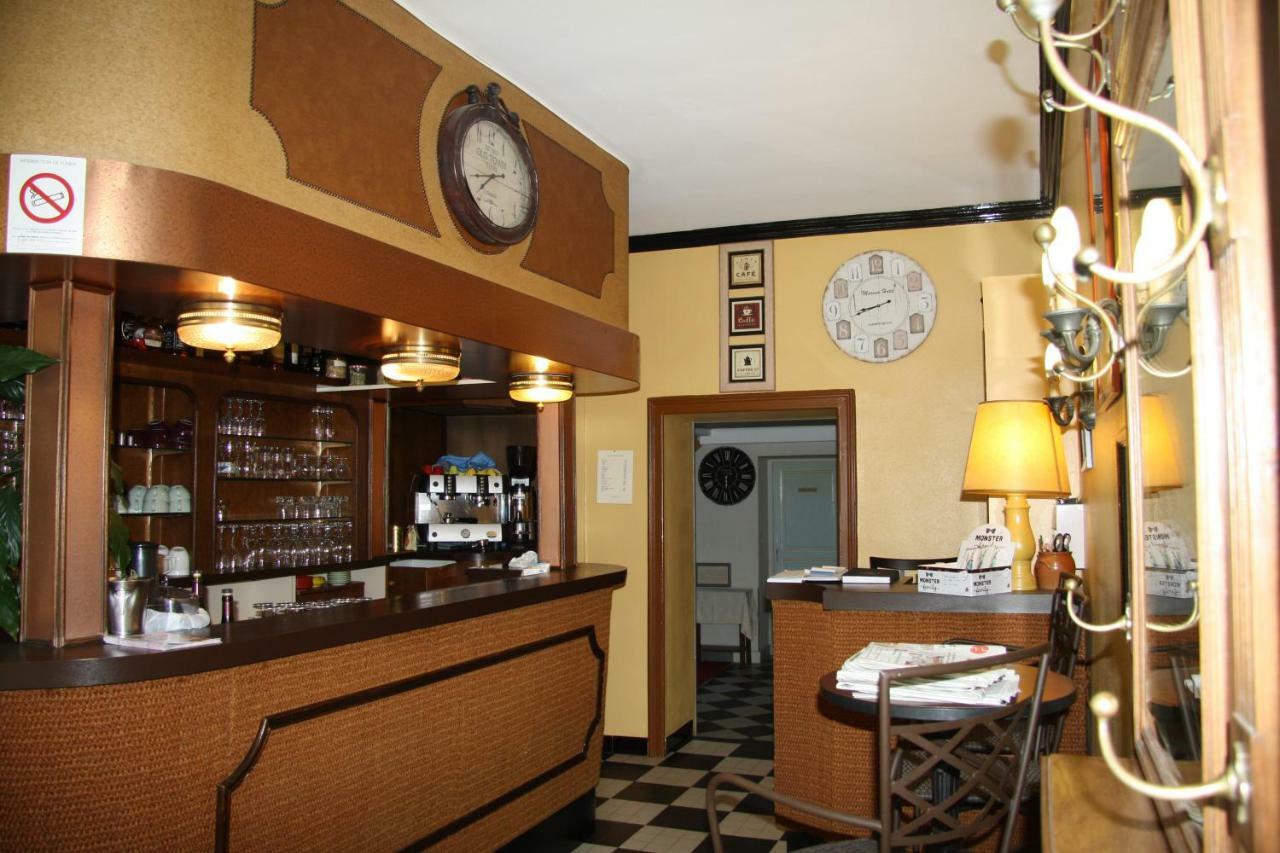 Hotel Restaurant Le Dauphin Saint-Pierre-des-Nids Екстериор снимка